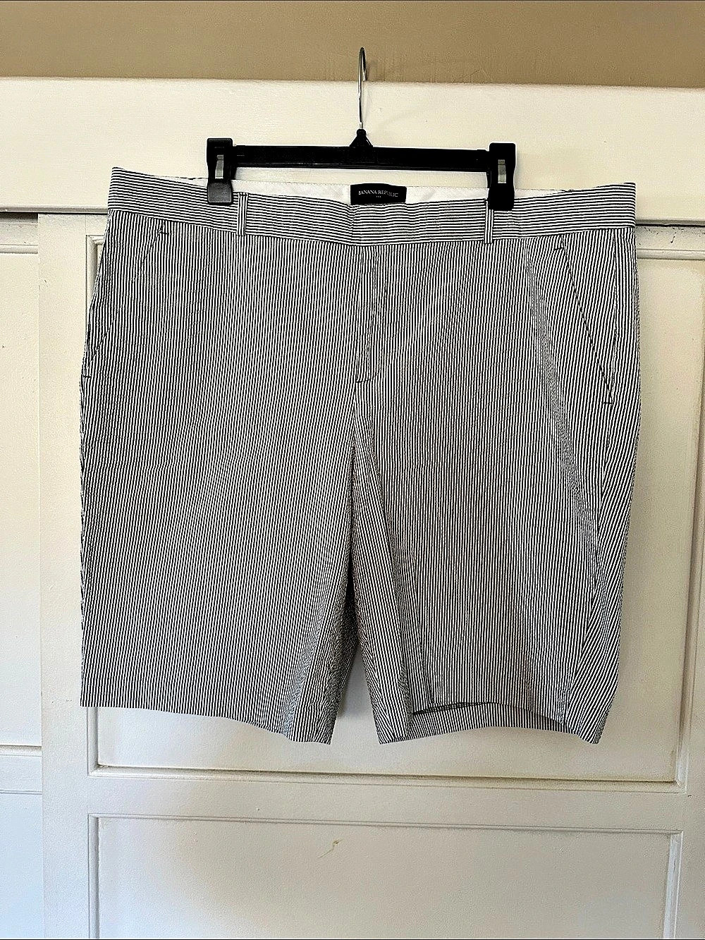 Banana Republic Bermuda Striped Flat Front Shorts in Olive Green & White Size 18